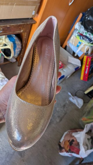 Zapatos dorados de tacón