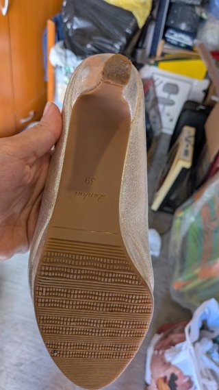 Zapatos dorados de tacón