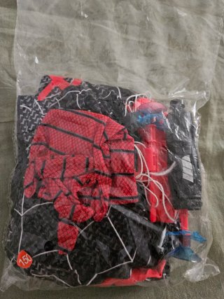 Disfraz de Miles Morales con guante lanza telaraña