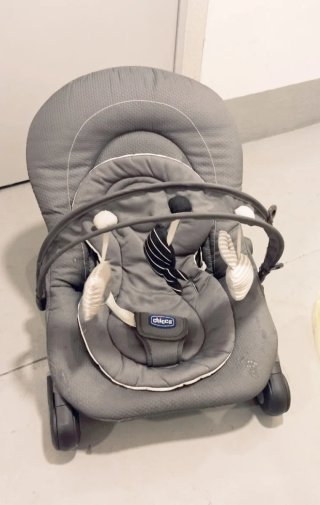 Silla mecedora bebé Chicco gris