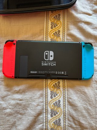 Nintendo Switch + Funda + Cable