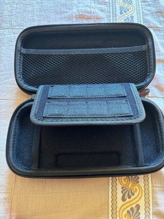 Nintendo Switch + Funda + Cable