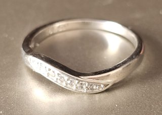 Anillo curvado plata con circonitas