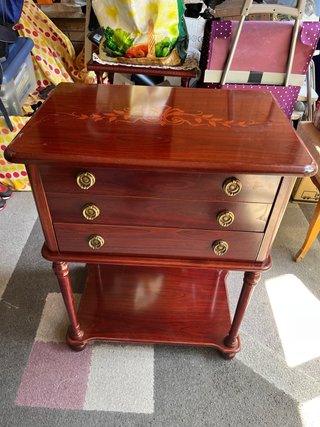 Mueble auxiliar madera con cajones y cubertería