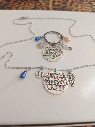 Collar y Llavero Stranger Things abecedario