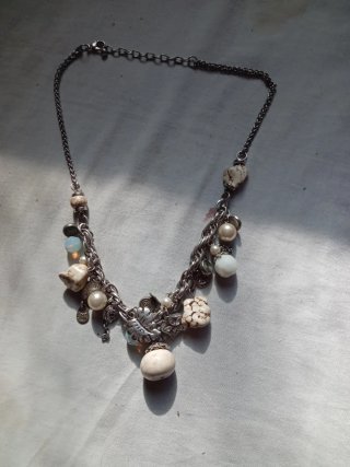 Collar con abalorios y colgantes