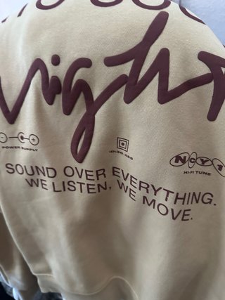 Sudadera beige con estampado Sound Over Everything