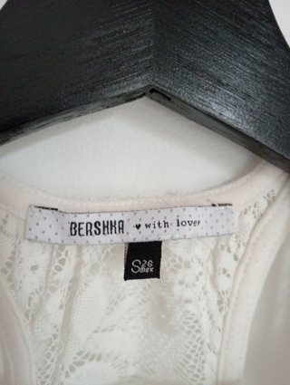 Camiseta de tirantes de encaje Bershka