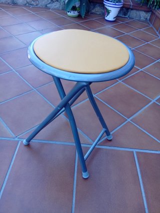 Taburete Plegable Metálico Gris y Amarillo