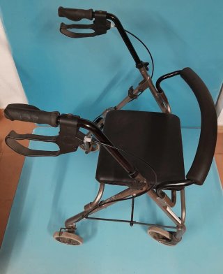 Andador con asiento y ruedas