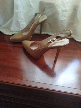Zapatos de tacón dorados Pedro Miralles