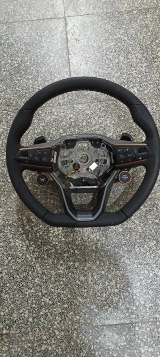 Volante Cupra con botones multifunción