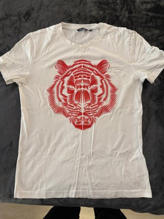 Camiseta Antony Morato Blanca con León Rojo