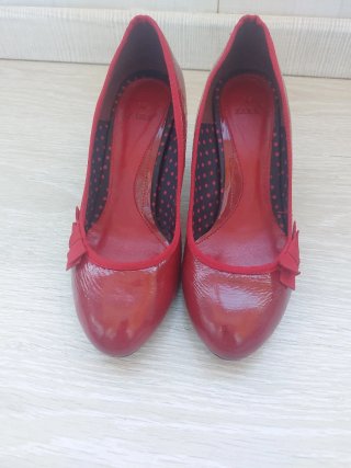 Zapatos de tacón rojos Zara