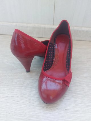 Zapatos de tacón rojos Zara