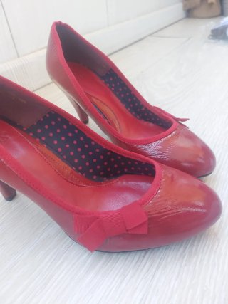 Zapatos de tacón rojos Zara