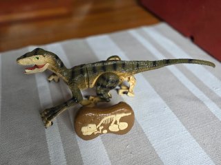 Dinosaurio de juguete con base fósil