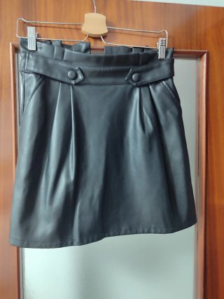 Falda negra Naf Naf cuero sintético Talla S