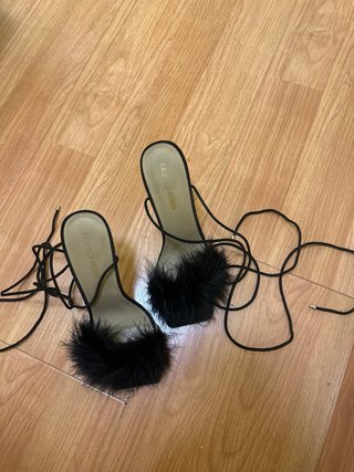 Sandalias de Tacón con Plumas Fashion Nova