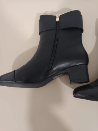 Botines Tulipano Negros con Detalle Dorado