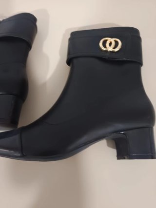 Botines Tulipano Negros con Detalle Dorado