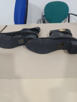 Botines Tulipano Negros con Detalle Dorado