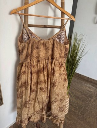 Vestido tie dye con abalorios