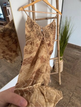 Vestido tie dye con abalorios
