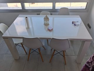 Conjunto de Mesa y 5 Sillas Blancas