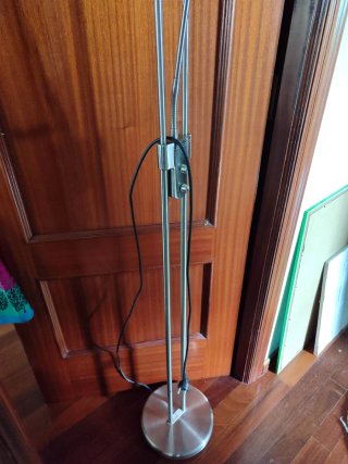 Lámpara de pie metálica plateada