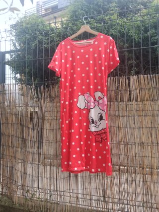 Bata de casa roja con estampado