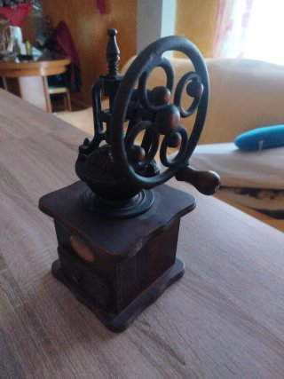 Molinillo de café antiguo