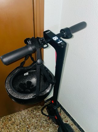 Patinete eléctrico con casco y cargador