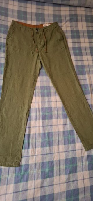 PANTALONES Y CAMISETA HOMBRE.