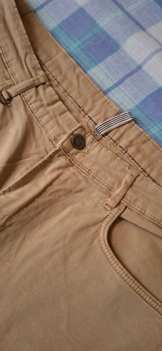 PANTALONES Y CAMISETA HOMBRE.