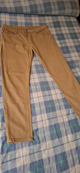 PANTALONES Y CAMISETA HOMBRE.