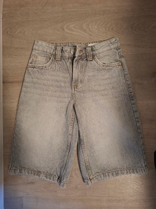 Pantalones cortos vaqueros desgastados