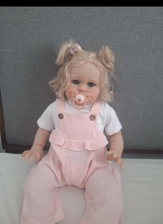 Preciosa muñeca reborn realista rubia
