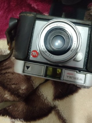 Cámara de fotos antigua con funda