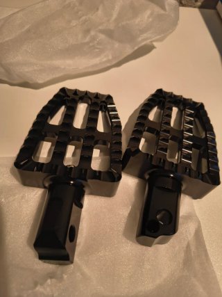 2 Estriberas Moto anchas CNC negras NUEVAS. 74