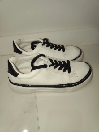 Zapatillas Blancas con Cordones Negros