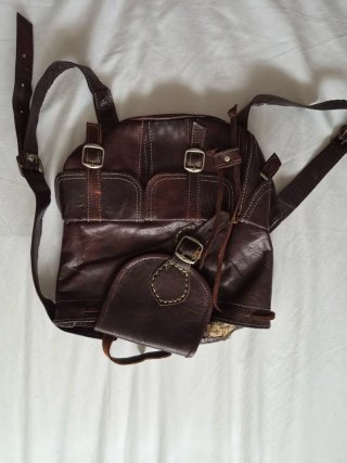 Mochila pequeña de cuero marrón