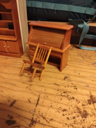 Muebles miniatura escritorio y silla