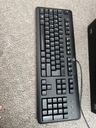 PC Sobremesa HP con Monitor Lenovo y Teclado