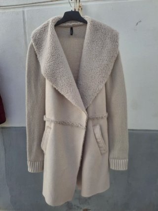 Abrigo T M Beige. Medidas en descripción