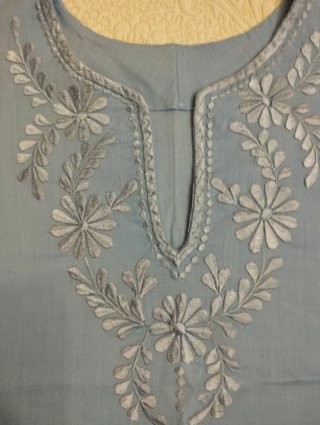 Blusa Azul con Bordados Florales