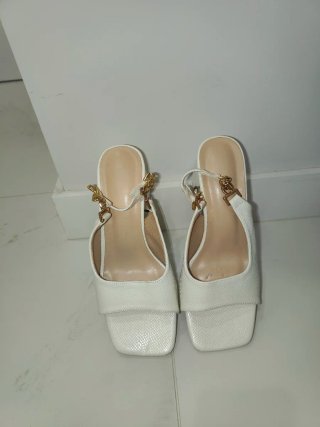 Sandalias Blancas con Cadena Dorada