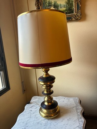 Lámpara de mesa Vintage Clásica – Latón y Madera