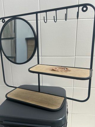 Estantería de pared con espejo y ganchos.En Madrid