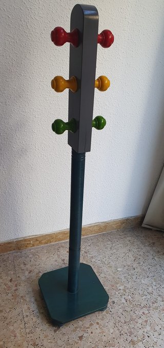 Perchero de pie de madera con 6 pomos
